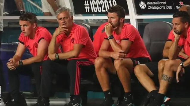 Mourinho na kikosi chake cha ukufunzi katika klabu ya man United