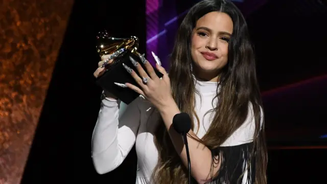 La cantante española Rosalía ganó el Grammy al mejor álbum latino de género rock, urbano o alternativo por su disco "El Mal Querer".