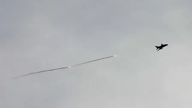 Guardianyazarı Chulov: "Suriye ordusu sekiz yıllık savaşta ilk kez bir günde iki uçak birden kaybetti."