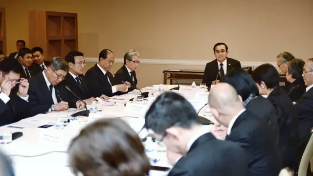 นายกรัฐมนตรีหารือกับนักธุรกิจไทย