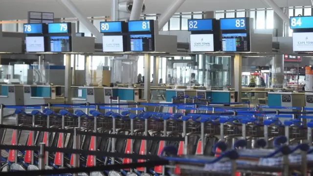 কেপটাউন বিমানবন্দরের দৃশ্য। অমিক্রন ধরা পড়ার পর দক্ষিণ আফ্রিকায় যাত্রী সংখ্যা কমেছে।