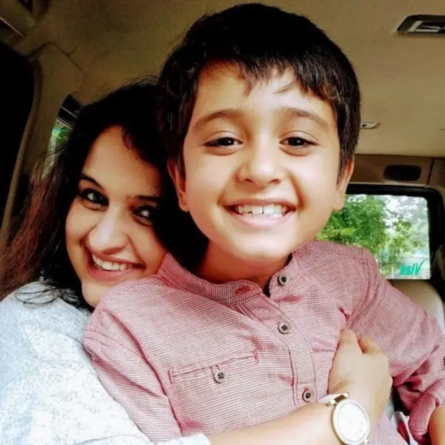 मुग्धा कालरा आणि त्यांचा मुलगा माधव