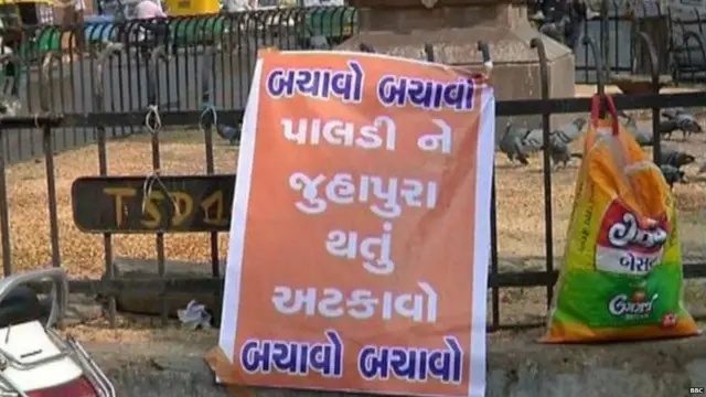 ਕੁਝ ਵਿਵਾਦਤ ਪੋਸਟਰ ਵੀ ਅਹਿਮਦਾਬਾਦ ਵਿੱਚ ਲੱਗੇ