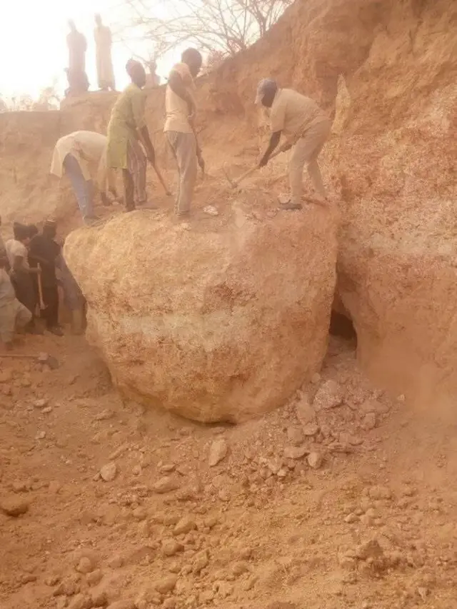 Men wey dey dig sand