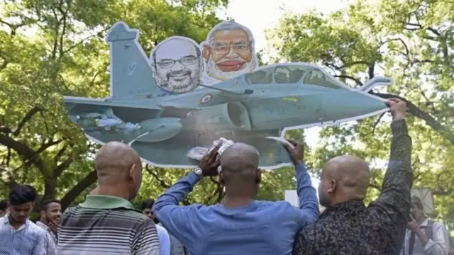 વિરોધ પ્રદર્શન કરી રહેલા લોકો