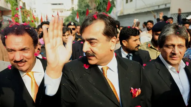 عشرت العباد، یوسف رضا گیلانی، رحمان ملک