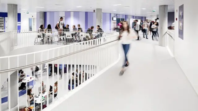 Interior de la escuela Kastelli, diseñada por Lahdelma & Mahlamäki Architects.