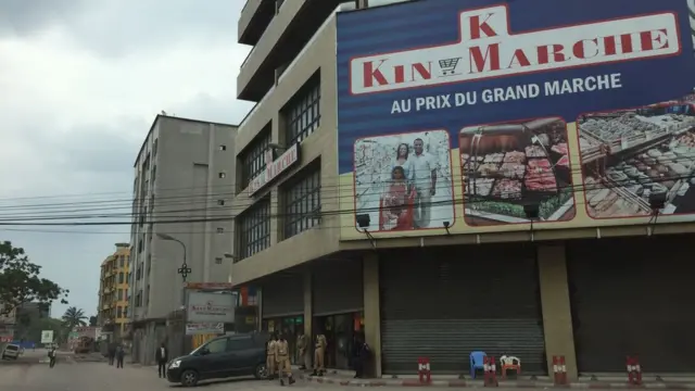 Les commerces étaient fermés sur cette artère de Kinshasa, comme dans d'autres endroits de Kinshasa, ce 19 octobre.