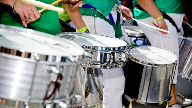 sambistas tocando instrumentos