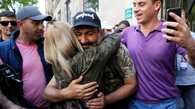 Пашинян с обнимающей его девушкой