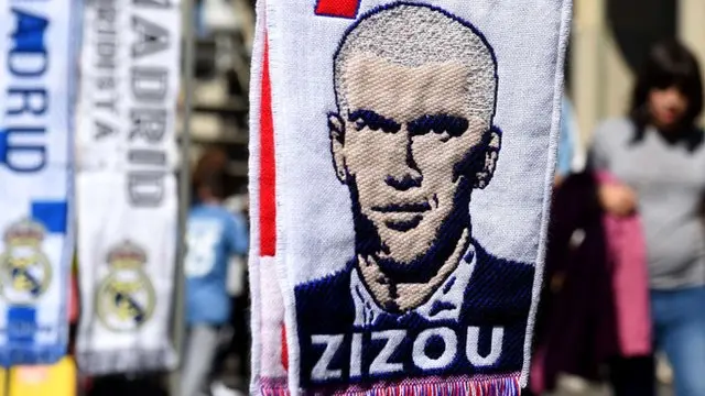 Scarf wey get Zidane face ontop