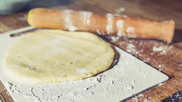 Круг теста со скалкой.