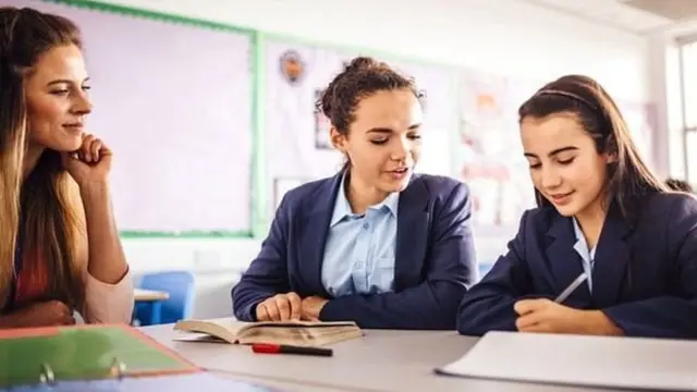 ભણતી યુવતીઓ