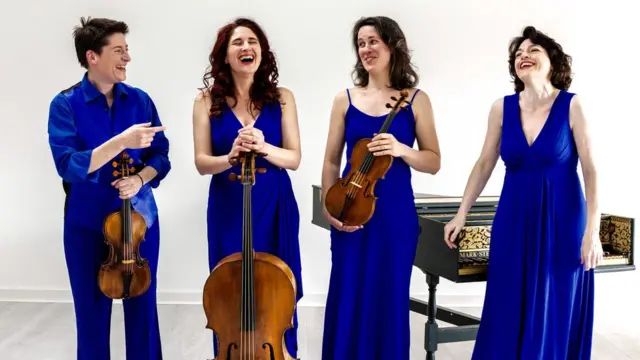 Les membres du Brook Street Band avec leurs instruments