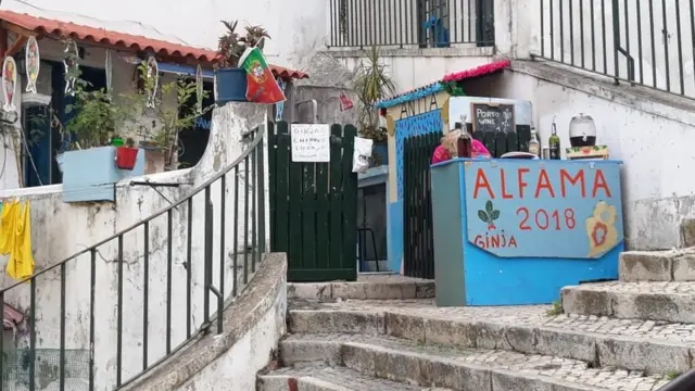 Imagem mostra pequeno ponto comercial vendendo bebidas típicas portuguesas,como fazer retirada no sportingbetLisboa