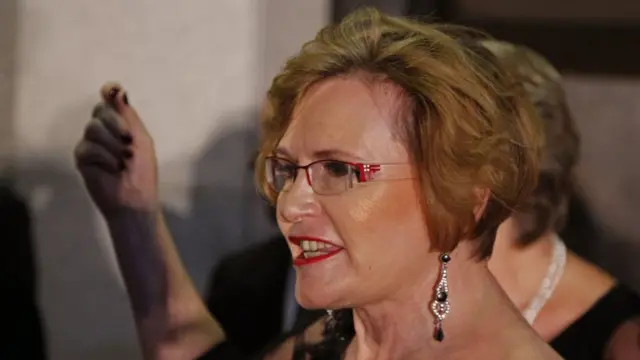 Helen Zille deixando o Parlamento na Cidade do Cabo,7games instalar aplicativo apk android2015.