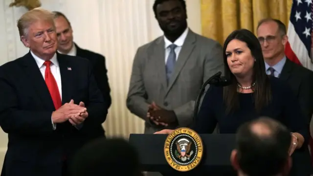 Trump y Sarah Sanders.