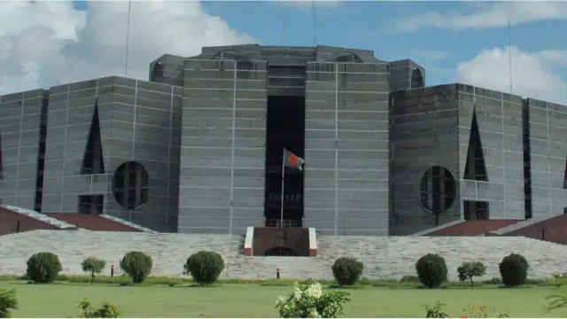 গণতান্ত্রিক প্রতিষ্ঠানগুলোকে দুর্বল করা হয়েছে বলে অভিযোগ করছেন সমালোচকরা।