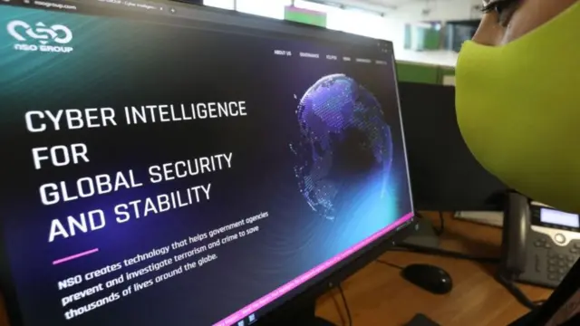 তোপের মুখে পড়া ইসরায়েলি স্পাইওয়্যার নির্মাতা প্রতিষ্ঠান এনএসও‘র ওয়েবসাইট খুঁটিয়ে দেখছেন এক নারী।