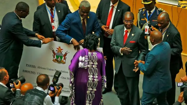 Le président du Zimbabwé, Robert Mugabe fait un don d'un million dollars à l'Union Africaine.