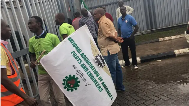 Passengers no fit enta, Aviation Unions dey para, Plane no fly from MMA2, evriwia block