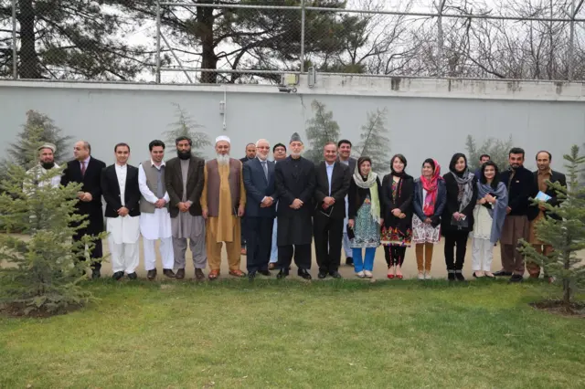 شاوخوا لس ورځې مې په کابل او جلال اباد کې تېري کړې، له پېغلو، ځوانانو او مشرانو سره مو ملاقاتونه نصیب شول، چې پکې د افغانستان پخوانی ولسمشر حامد کرزی صیب، د ننګرهار والي ګلاب منګل صیب او شاعر، لیکوال او کارپوه عبدالغفور لیوال صیب و.