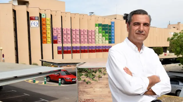Pedro Lozano frente a la facultad de Química con la tabla periódica en la fachada