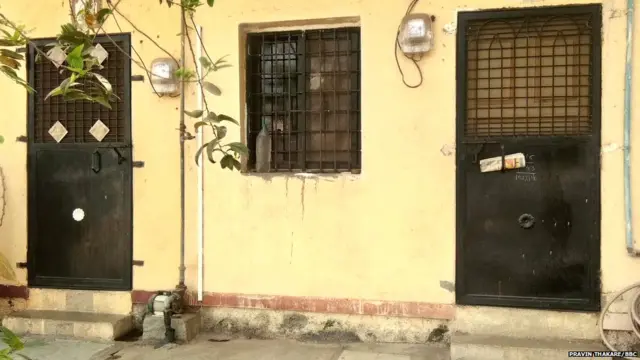 बंद दरवाजे बरंच काही सांगून जातात.