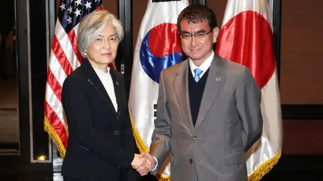 지난 8월 아세안지역안보포럼(ARF)에 참석 중인 한국의 강경화 외교장관(왼쪽)과 일본의 고노 다로 외무상