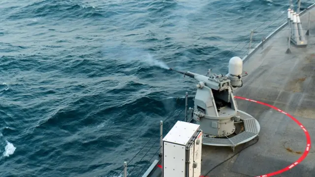 25-мм гармата на Mount Whitney веде вогонь під час навчань 2011 року