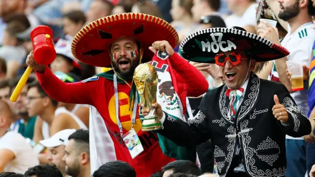 Seguidores de México celebran el triunfo ante Corea del Sur.