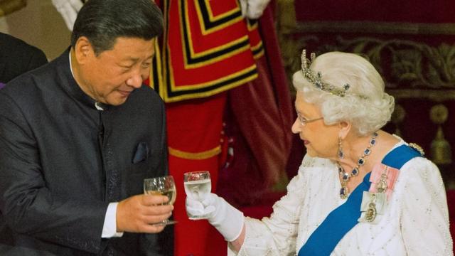 2015年10月20日，英国女王伊丽莎白二世在白金汉宫招待到访的中国国家主席习近平。
