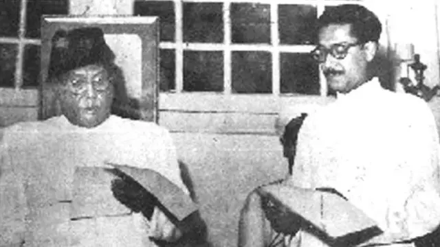 ১৯৫৪ সালে নির্বাচনে জেতার পর শেখ মুজিবুর রহমান মন্ত্রিসভার সদস্য হিসাবে শপথ নিচ্ছেন। তাঁকে শপথ পড়াচ্ছেন মুখ্যমন্ত্রী এ কে ফজলুল হক। (১৫ই মে ১৯৫৪)