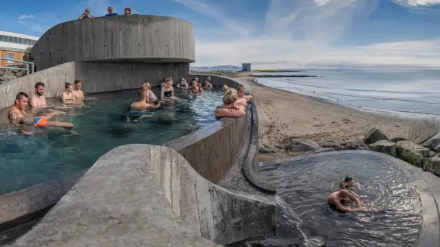 아이슬란드의 '구들라우그' 노천탕에는 풀장 2곳 중 하나는 지열로 데워진 자연 온천수이다