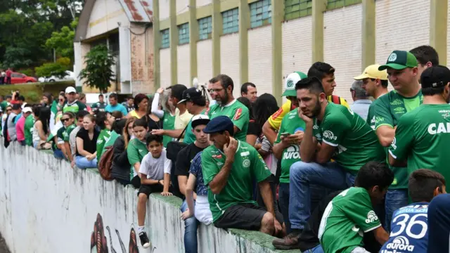 Torcedores fazem vigília no estádio da Chapecoense