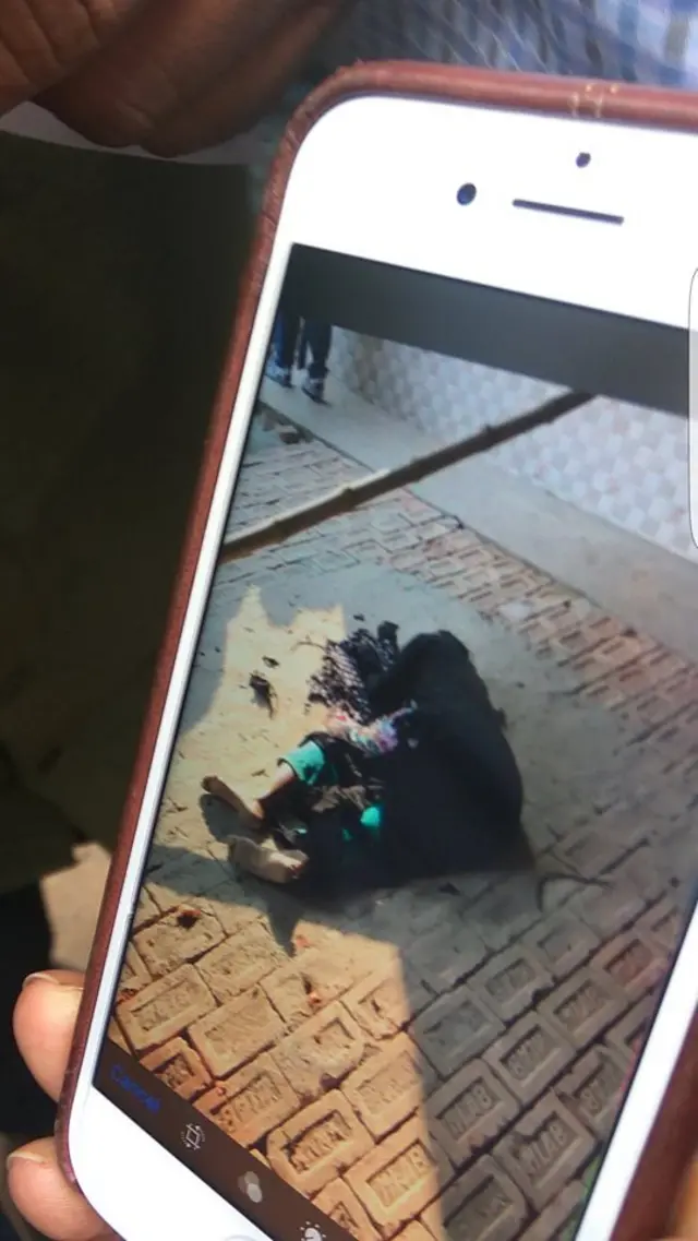 পুলিশ সদস্য তার মোবাইলে তোলা আত্মঘাতী হামলাকারীর ছবি দেখাচ্ছেন সাংবাদিকদের