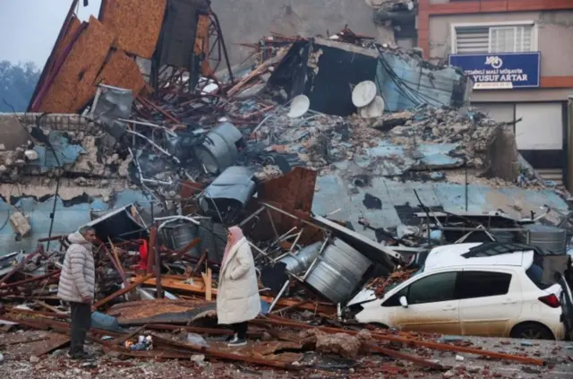 土耳其緊急機構表示，65個國家和地區已派出2600多名救援人員前往災區，協助土耳其救災。