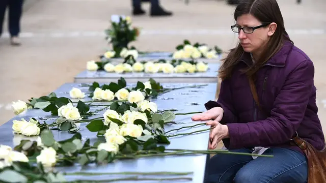 ชาวเบลเยียมวางดอกไม้ไว้อาลัย