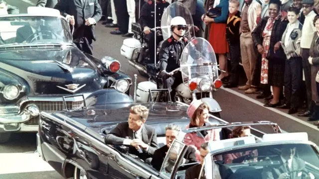 جان اف کندی لحظاتی بعد از این عکس از ناحیه سر هدف گلوله قرار گرفت