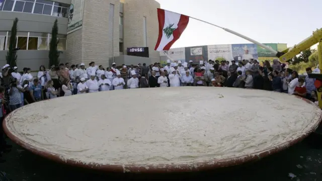 黎巴嫩人的一盘重达10452公斤的鹰嘴豆泥以世界最大盘鹰嘴豆泥进入吉尼斯世界纪录,保持至今。