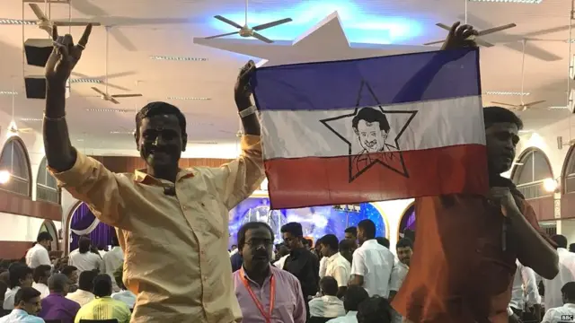रजनीकांतच्या भाषणावेळी उत्साही दिसणारे कार्यकर्ते