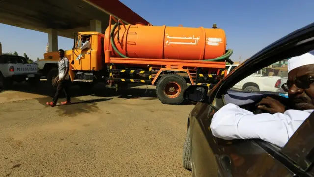 صورة شاحنة وقود في محطة للوقود