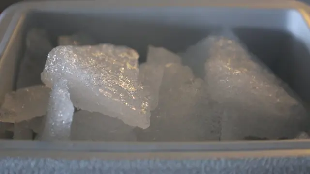 Pedazo de hielo en una cava