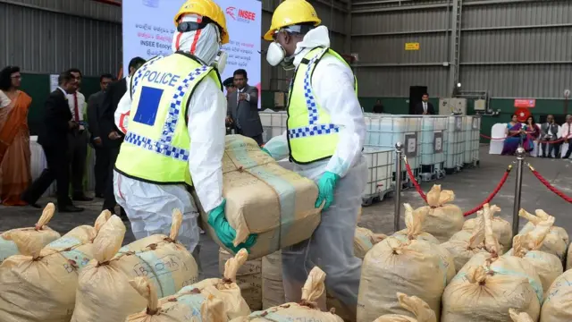 Sri Lanka polisi yakalanan uyuşturucularla