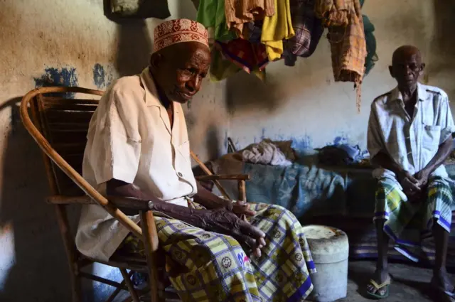 ኣብ ዓራቶም ኮፍ ዝበሉ ክልተ ኣቦታት