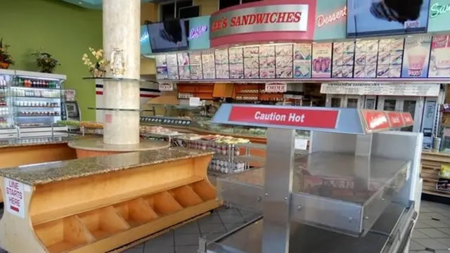 Tiệm bánh mì Lee's mở cửa bán thức ăn cho khách đem về