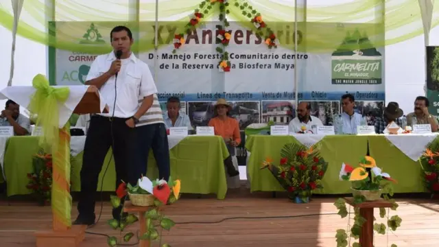 Carlos Crasborn habla en un evento