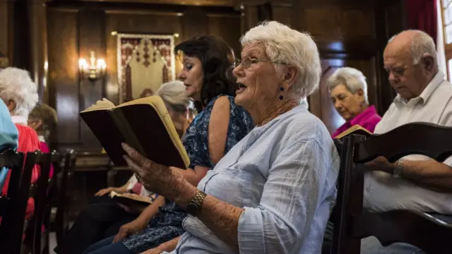 Женщины читают гимны