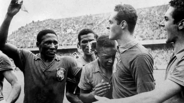 Djalma Santos, Pelé e Gilmar comemorando vitóriaroleta de números online1958