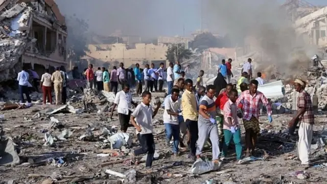 በሞቃዲሾ ህንፃዎች ፍርስራሽ ቤተሰቦቻቸውን ሲፈልጉ